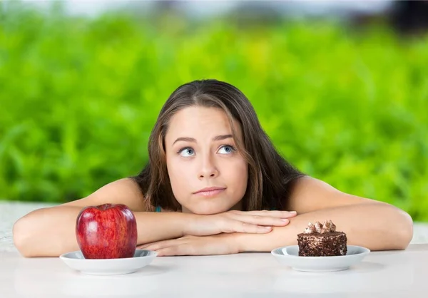 Porträtt Ung Söt Kvinna Med Rött Äpple Suddig Bakgrund — Stockfoto