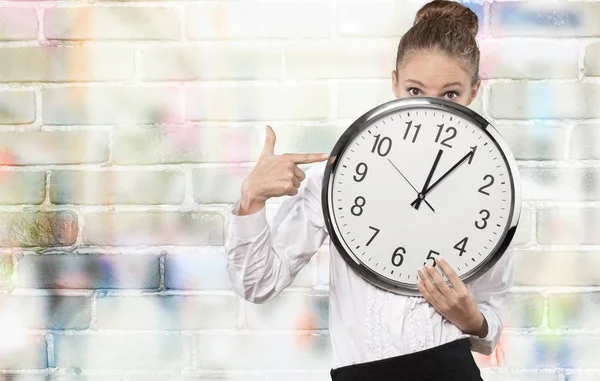 Junge Geschäftsfrau Hält Große Uhr Isoliert Hintergrund — Stockfoto