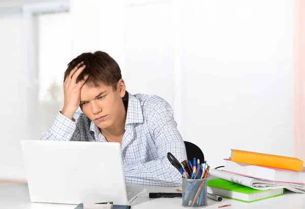 Schöner Geschäftsmann mit Telefon — Stockfoto