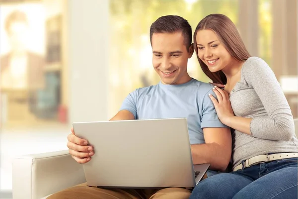 Couple using laptop at home — Stock Photo, Image