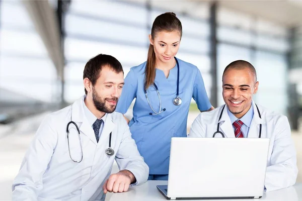 Doctors team talking expertise — Stock Photo, Image