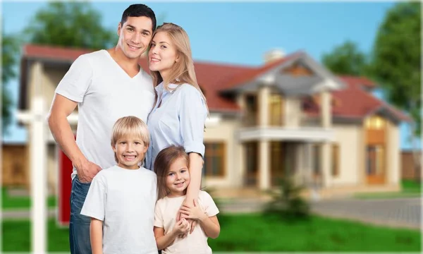 Familia feliz con signo de venta — Foto de Stock