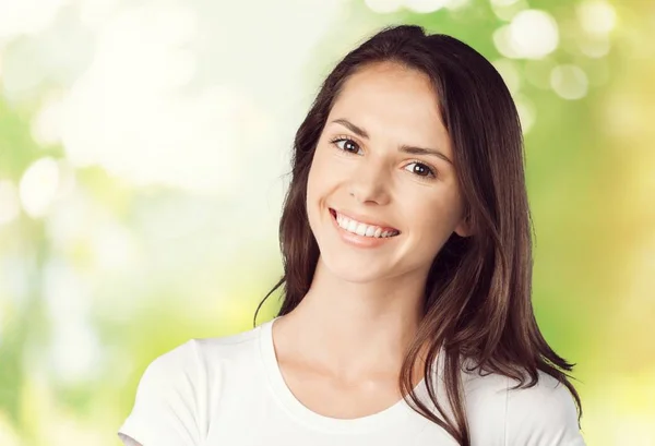 Retrato Joven Linda Mujer Sobre Fondo Borroso — Foto de Stock