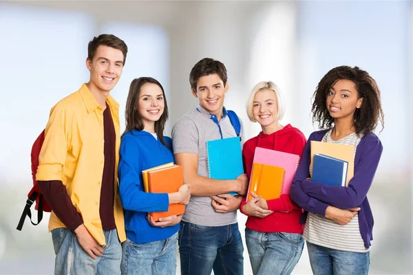 Groep studenten met boeken — Stockfoto