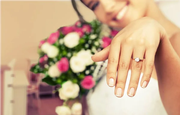 Hermosa novia mostrando su anillo — Foto de Stock