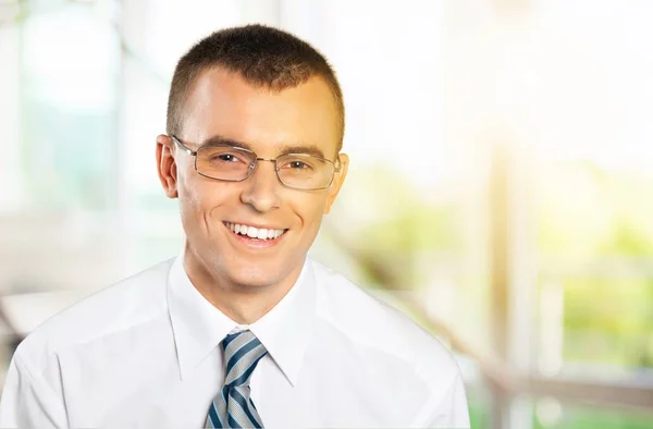 Retrato Hombre Negocios Joven Gafas Sobre Fondo Borroso —  Fotos de Stock