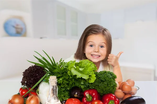 Mignonne Petite Fille Avec Assortiment Fruits Légumes Sur Fond — Photo