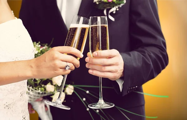 Hochzeitspaar Mit Champagnergläsern — Stockfoto