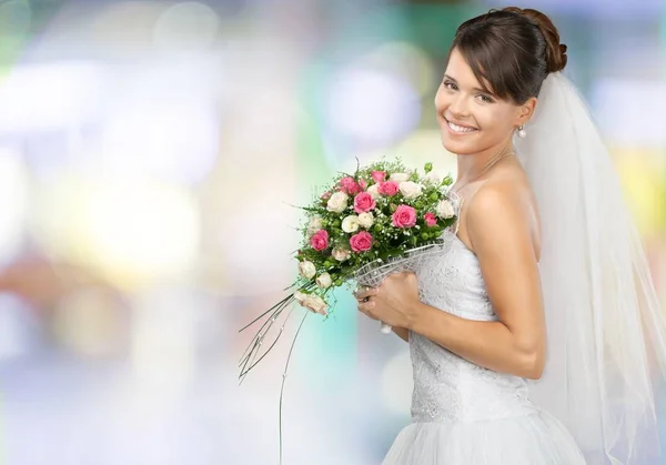 美丽的新娘穿着白色婚纱 拿着花束 — 图库照片