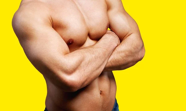 Muskulöser Körper Des Sportlers Auf Gelbem Hintergrund — Stockfoto