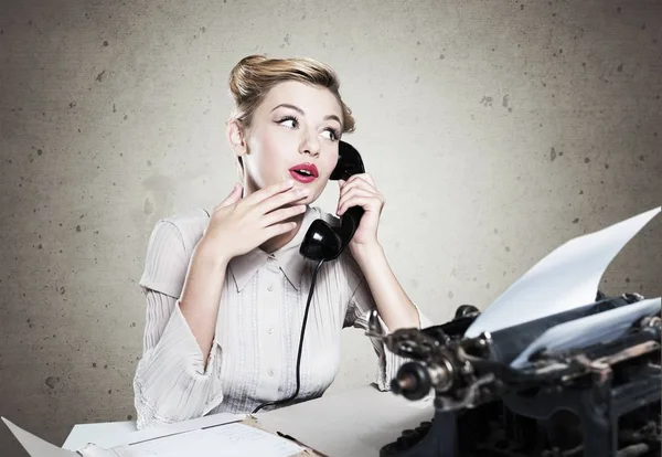 Jovem secretária com telefone preto — Fotografia de Stock