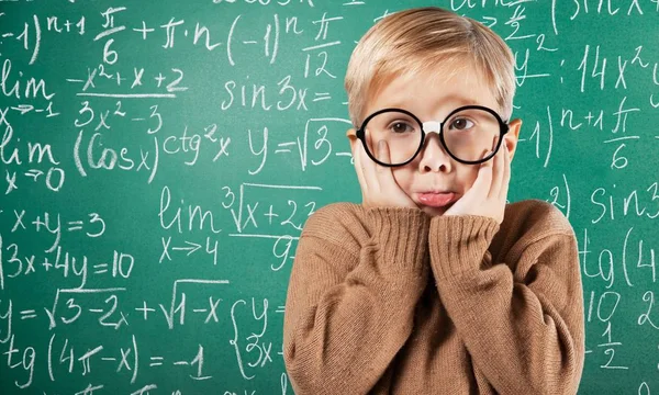 Jeune garçon en lunettes pensée — Photo