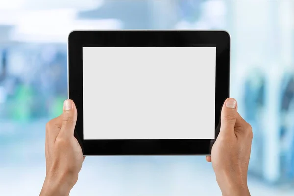 Dijital Tablet Üzerinde Arka Plan Bulanık Holding Eller — Stok fotoğraf