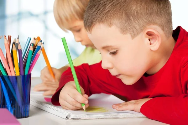 Jungen zeichnen mit Bleistiften — Stockfoto