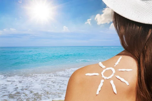 Junge Frau Strand Mit Sonnensymbol Aus Sahne — Stockfoto