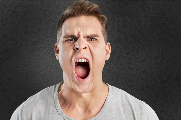 Θυμωμένος άνθρωπος ουρλιάζοντας — Φωτογραφία Αρχείου