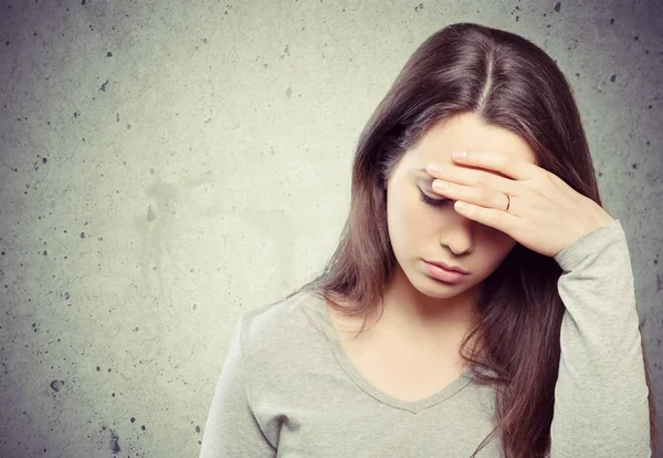 Frau hat Kopfschmerzen — Stockfoto