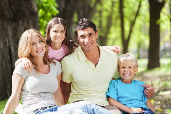 Belle famille dans le parc — Photo