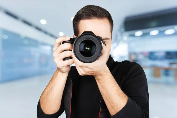 Knappe man met camera — Stockfoto