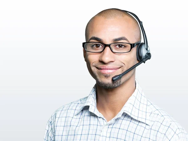 Retrato de um homem sorridente com fone de ouvido — Fotografia de Stock