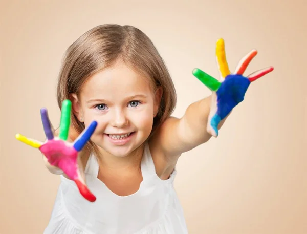 Niña mostrando las manos pintadas — Foto de Stock