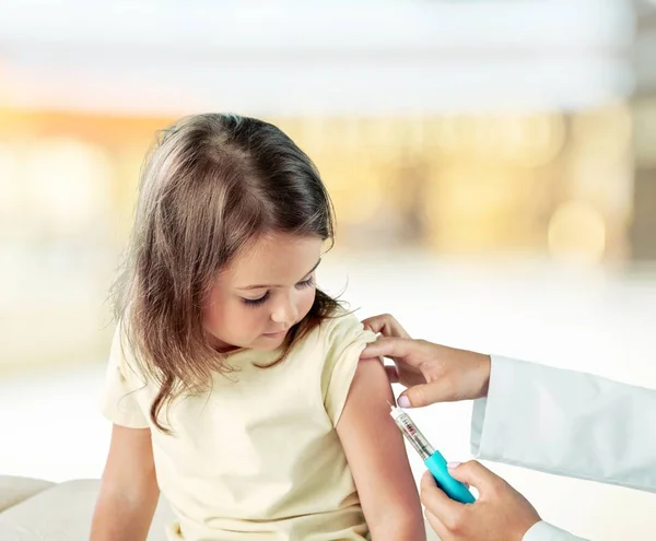 Médecin vaccinant petite fille — Photo