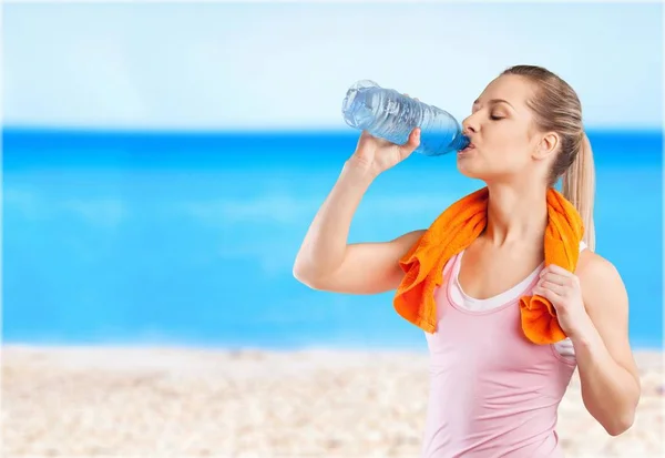 Mujer agua potable —  Fotos de Stock