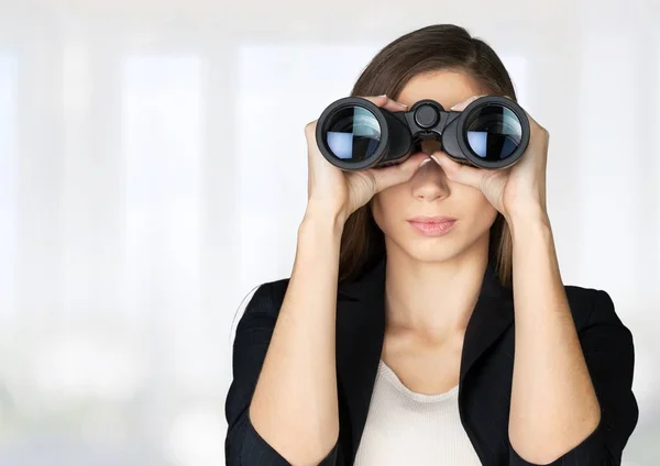 Mujer sosteniendo prismáticos — Foto de Stock