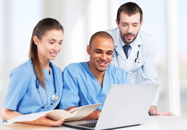 Doctors team talking expertise — Stock Photo, Image