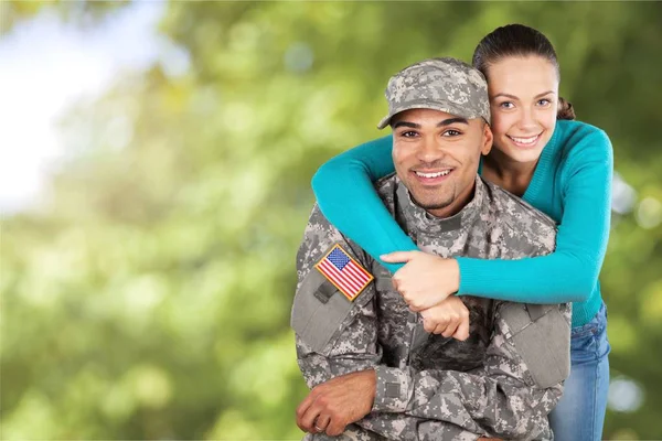 Soldado sonriente con su esposa — Foto de Stock