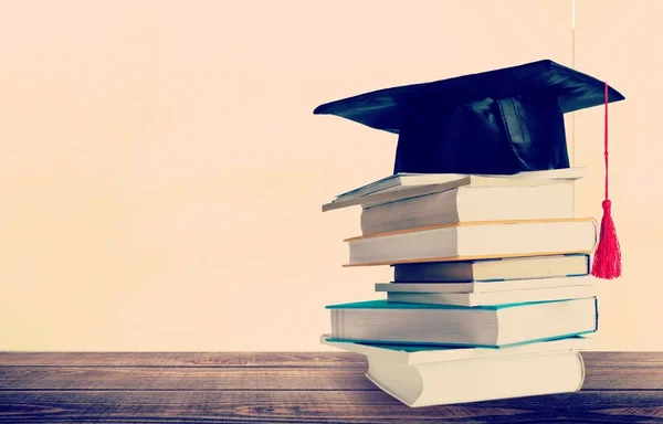 Sombrero Graduación Pila Libros Sobre Mesa Madera — Foto de Stock