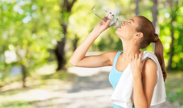 Frau trinkt Wasser — Stockfoto