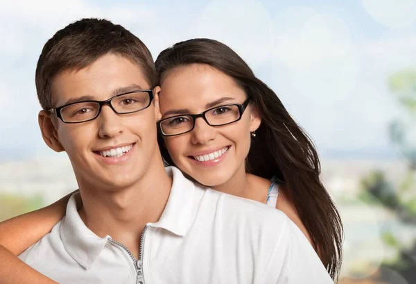 Retrato Feliz Jovem Casal Fundo Azul — Fotografia de Stock