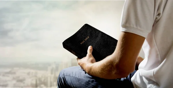 Homem segurando Bíblia Sagrada — Fotografia de Stock