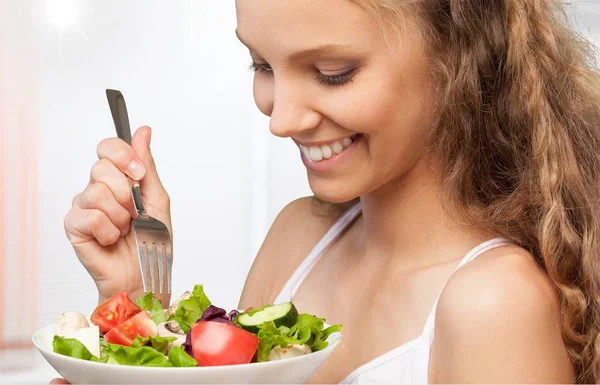 Жінка тримає салат і посміхається — стокове фото