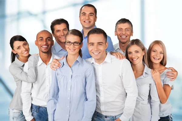 Gruppe Selbstbewusster Geschäftsleute Leichtem Bürogebäude — Stockfoto