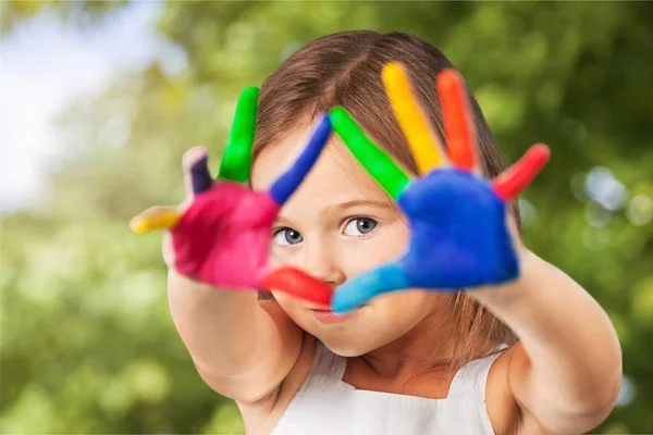 Bambina mostrando le mani dipinte — Foto Stock