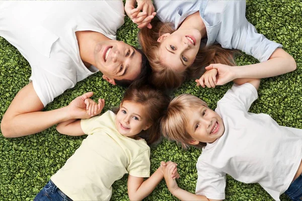 Ευτυχισμένη Οικογένεια Παιδιά Πράσινο Γρασίδι — Φωτογραφία Αρχείου