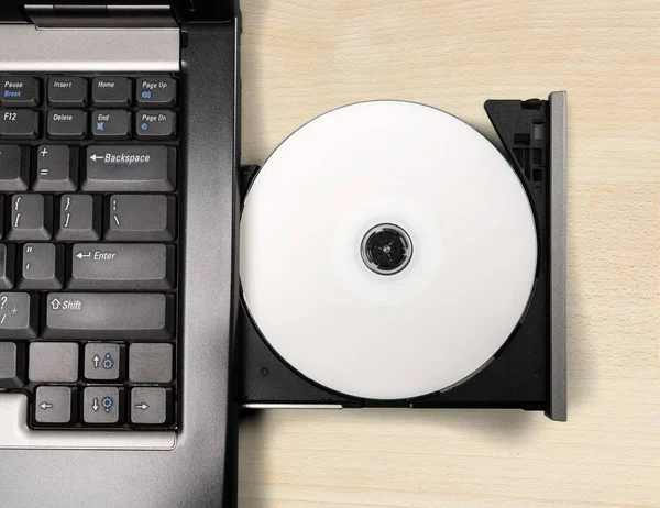 Εισάγοντας Ένα Κενό Dvd Ένα Φορητό Υπολογιστή — Φωτογραφία Αρχείου