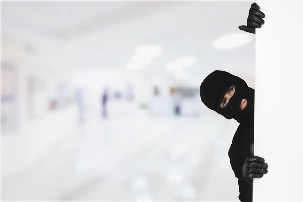 黑色衣服上的小偷被隔离在白色背景上 — 图库照片