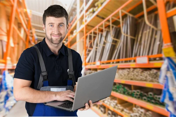 Zelfverzekerde Knappe Man Met Behulp Van Laptop Achtergrond — Stockfoto