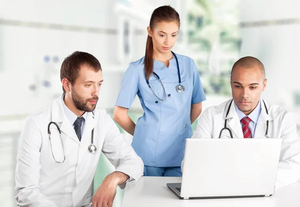 Doctors team talking expertise — Stock Photo, Image