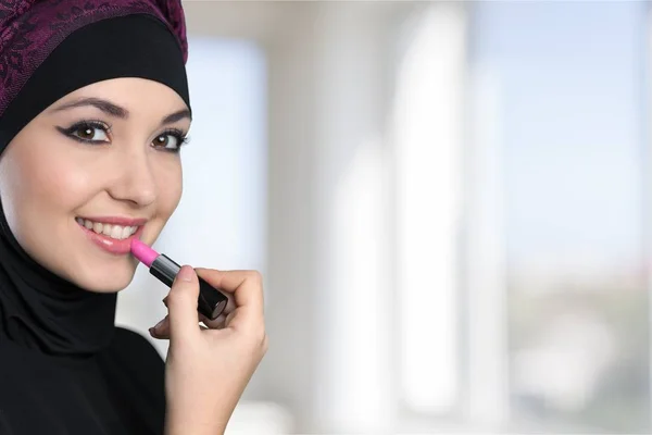 Portret Van Jonge Leuke Arabische Vrouw Met Roze Lippenstift Achtergrond — Stockfoto