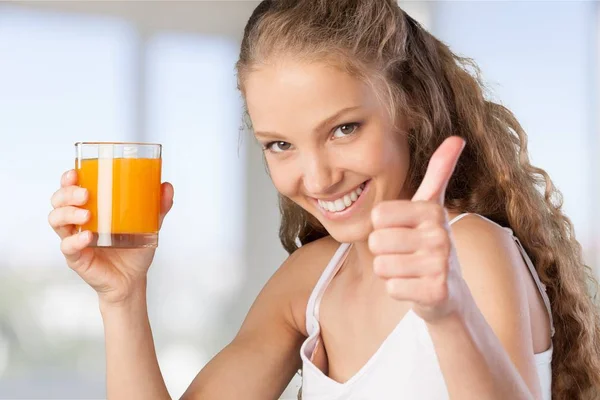 Kvinna som håller glas färsk juice — Stockfoto