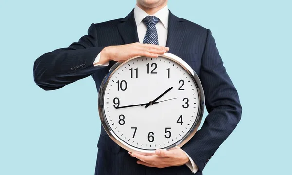 Primer Plano Del Hombre Negocios Traje Que Sostiene Reloj Concepto — Foto de Stock