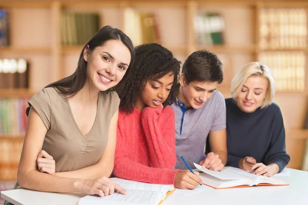 Estudiantes Escribiendo Notas Aisladas Segundo Plano — Foto de Stock