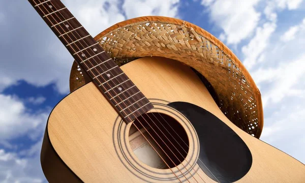 Guitarra Acústica Con Sombrero Sobre Fondo Claro — Foto de Stock