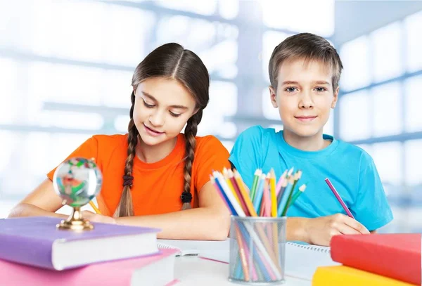 Enfants assis à la table pendant la leçon — Photo