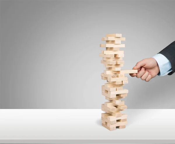 Selbstbewusste Geschäftsmann Spielen Spiel Mit Holzsteinen Auf Dem Hintergrund — Stockfoto