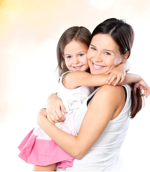 Mãe e filha abraçando — Fotografia de Stock